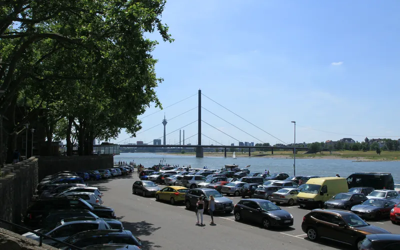 Tonhallenufer mit der Oberkasseler Brücke, Standort des Stadtstrands.
