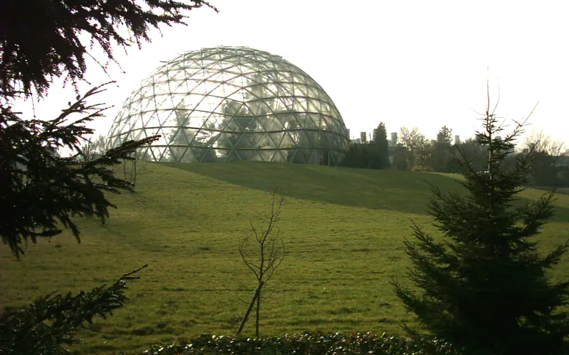Gläserne Gewächshaus-Kuppel des Botanischen Gartens der Heinrich-Heine-Universität in Düsseldorf-Bilk.