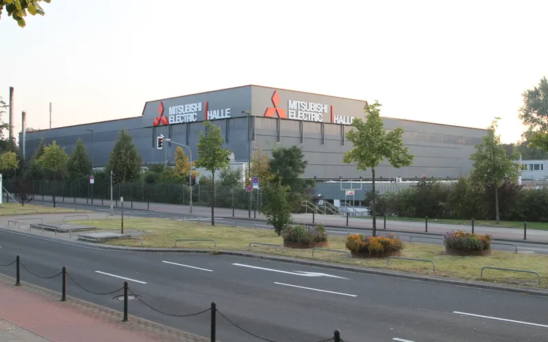 Außenansicht der Mitsubishi Electric Halle mit dem aktuellen Schriftzug.