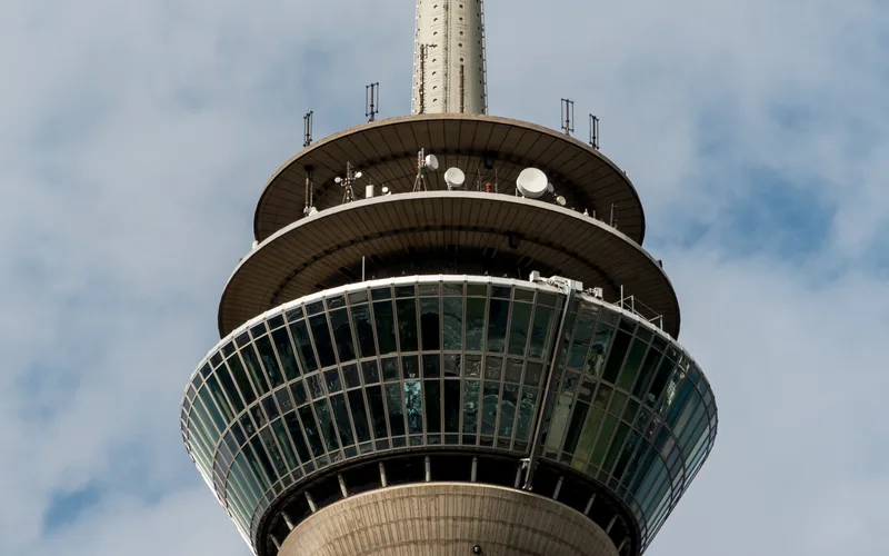 Aussichtsplattform und Restaurant des Rheinturms von außen.