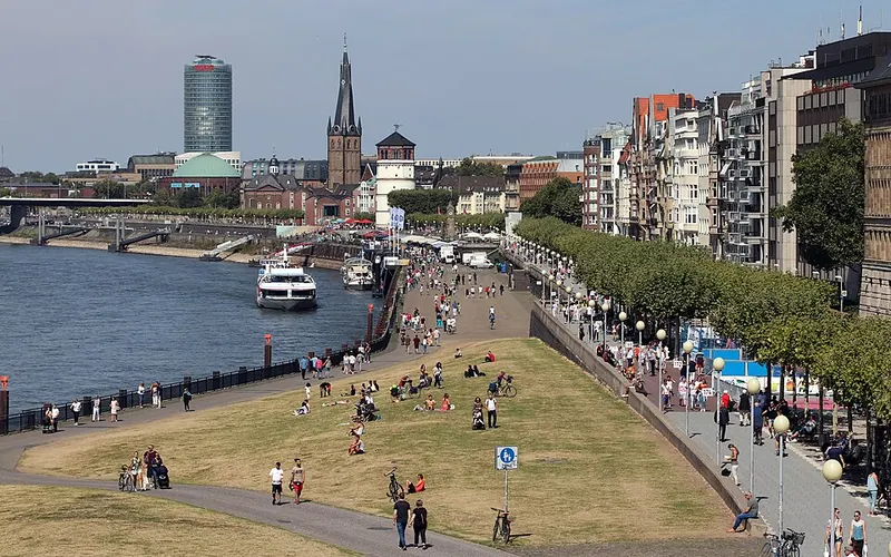 Blick auf die Rheinuferpromenade in Düsseldorf.