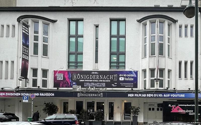 Außenansicht des Eingangsgebäudes der Nachtresidenz an der Bahnstraße 13–15 in Düsseldorf, mit Veranstaltungsplakaten.