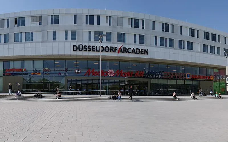 Panorama der Fassade der Düsseldorf Arcaden mit Vorplatz.