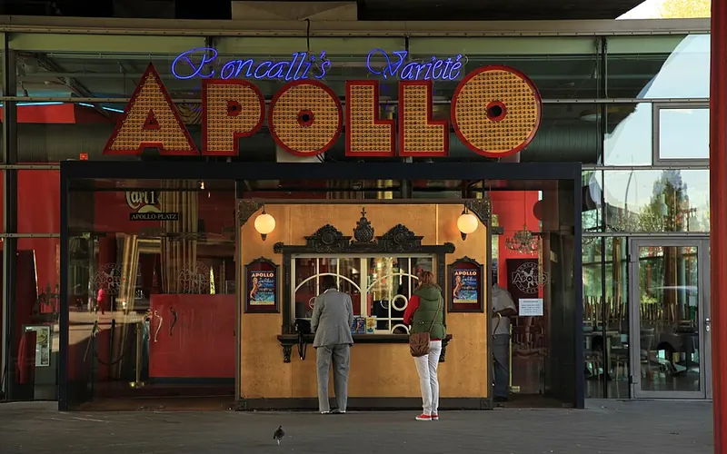 Das Apollo Varieté unter der Rheinkniebrücke.