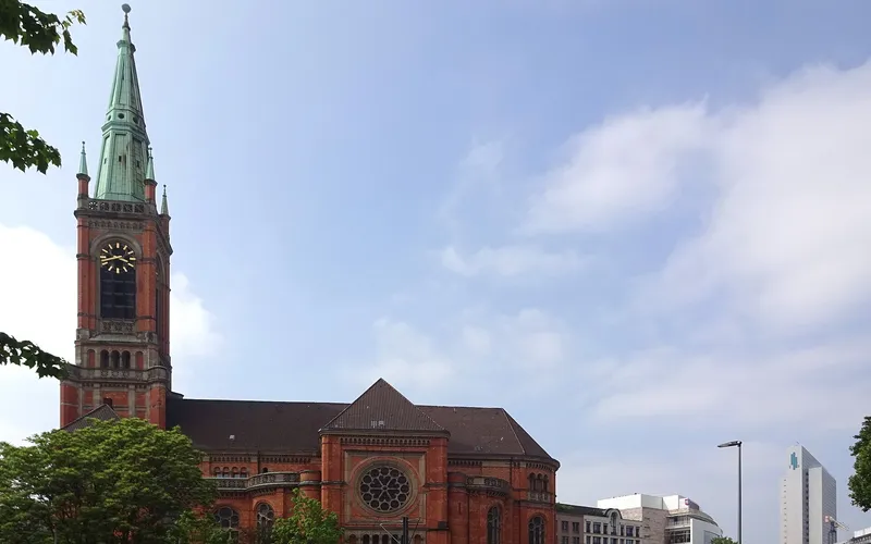 Johanneskirche am Martin-Luther-Platz in Düsseldorf-Stadtmitte, gesehen von der Berliner Allee – im Foyer dieser Kirche liegt das Café.