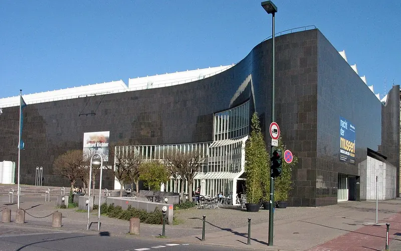 Die schwarze Granitfassade der Kunstsammlung K20 am Grabbeplatz.