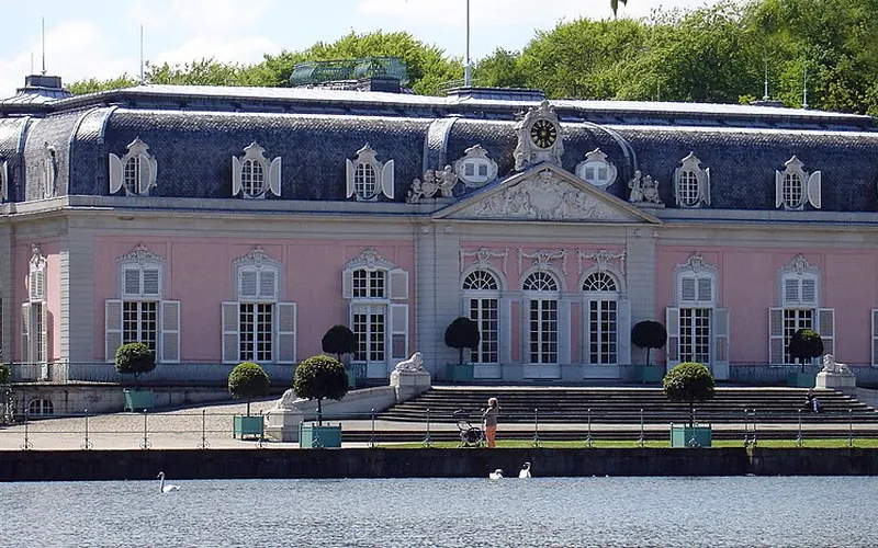 Vorderansicht des Hauptgebäudes von Schloss Benrath.