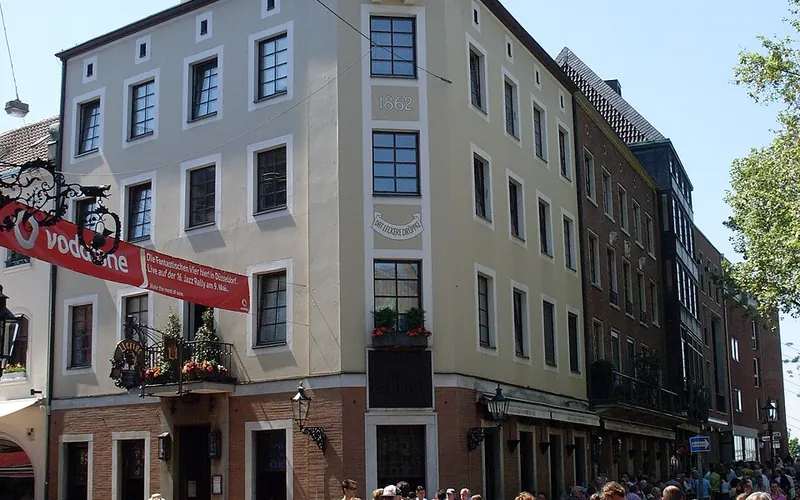 Außenansicht der Brauerei Uerige in der Düsseldorfer Altstadt.