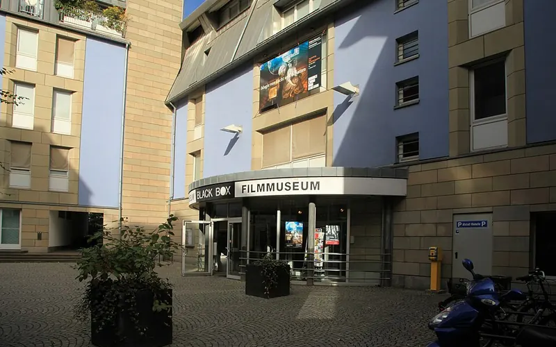 Außenansicht des Filmmuseums Düsseldorf in der Schulstraße.
