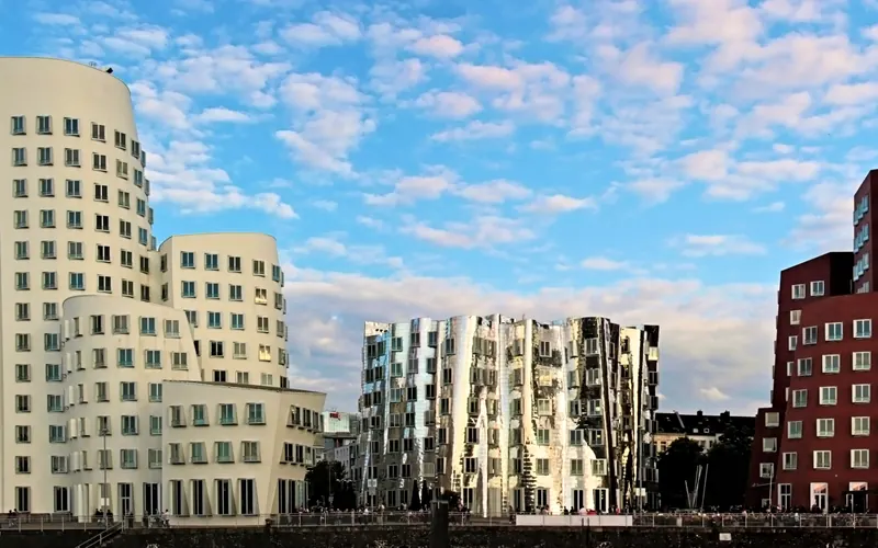 Die Gehry-Bauten im MedienHafen Düsseldorf.