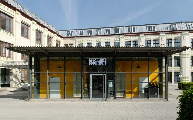 Gläserner Pavillon der Jazz-Schmiede in Düsseldorf-Bilk mit Schriftzug über dem Eingang.