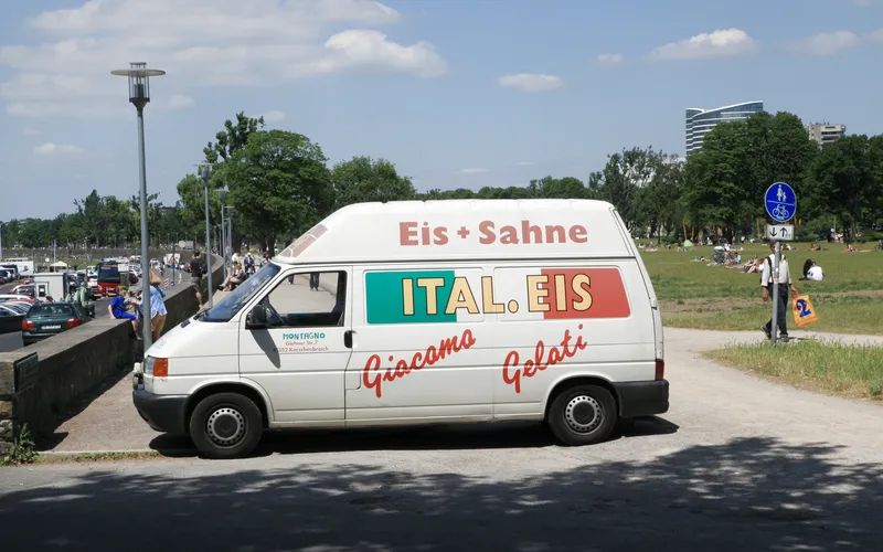 Robert-Lehr-Ufer am Rheinpark Golzheim, Standort des Stadtstrands.