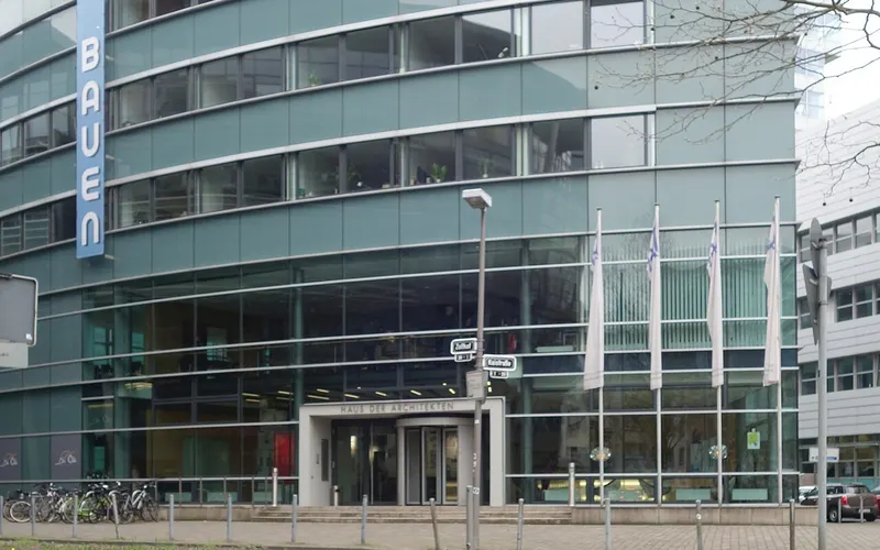 Gebäudeeingang am Zollhof im Düsseldorfer MedienHafen – die Adresse Zollhof 10, wo Mongo's liegt.