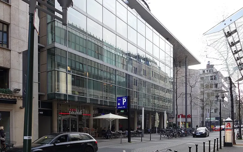 Außenansicht des stilwerk-Gebäudes, in dem sich das Cafe Extrablatt befindet.