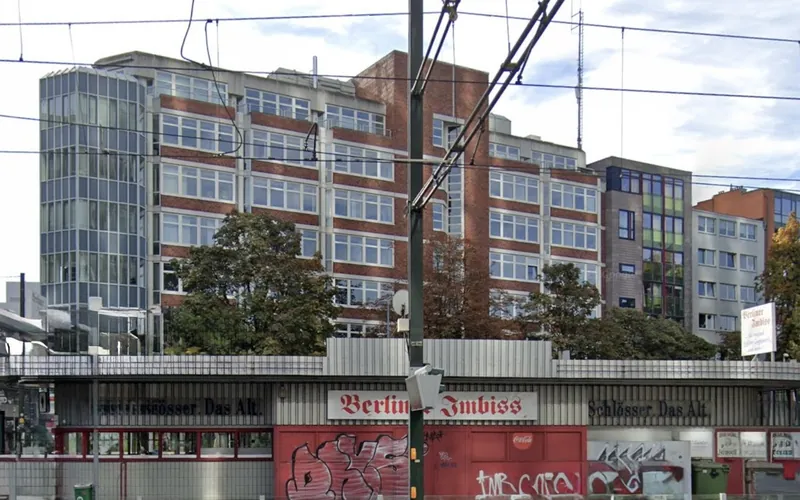 Eckgebäude am Graf-Adolf-Platz mit dem ehemaligen Berliner Imbiss, dem Standort von Pommes und Wein.