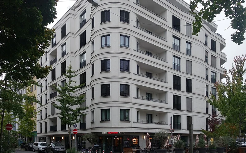 L’Osteria im Erdgeschoss des Eckgebäudes an der Jahnstraße 1 in Düsseldorf, mit Schriftzug und Eingang.
